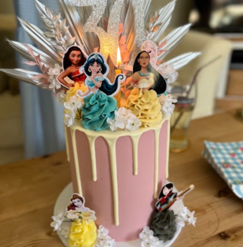 Scarlett Bakes Cakes